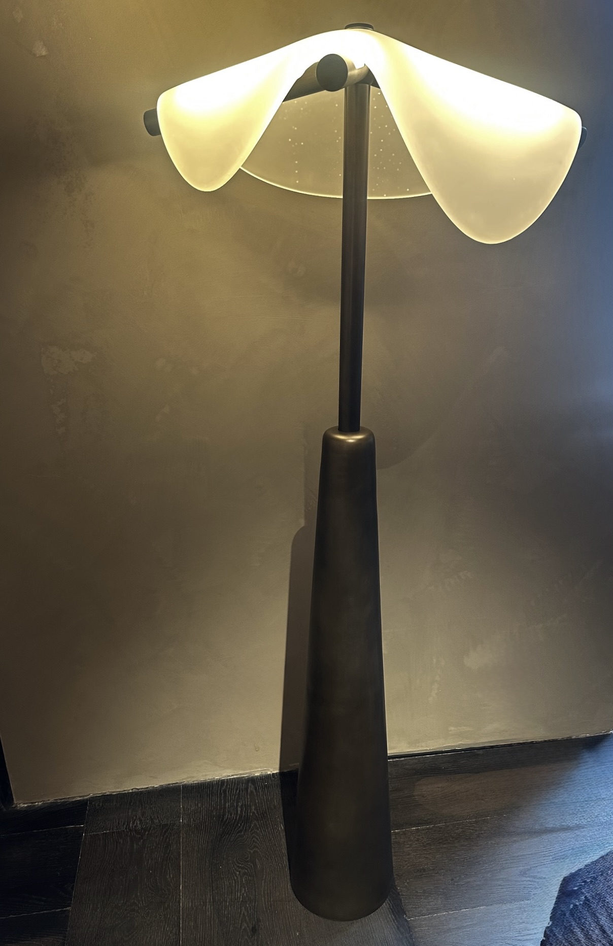 SLUMPED FLOOR LAMP par John pomp