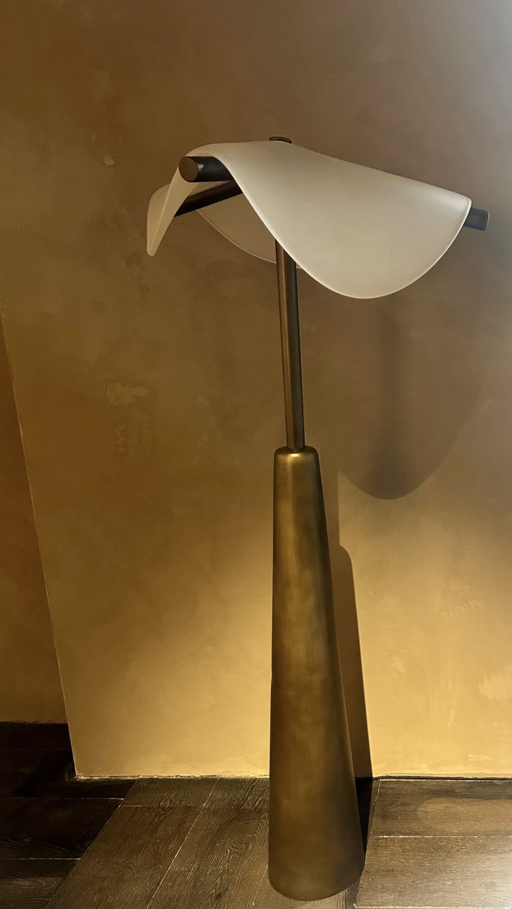 SLUMPED FLOOR LAMP par John pomp
