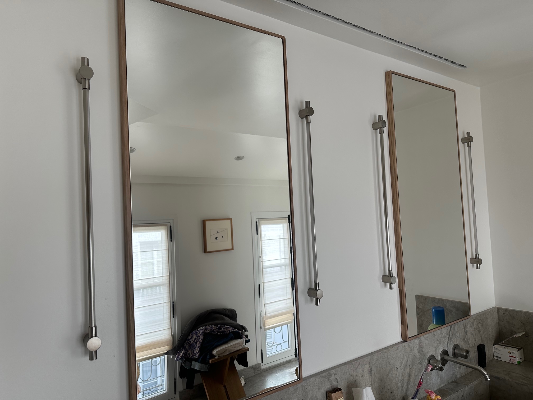 THIN SURFACE MOUNT PICTURE LIGHT par Juniper