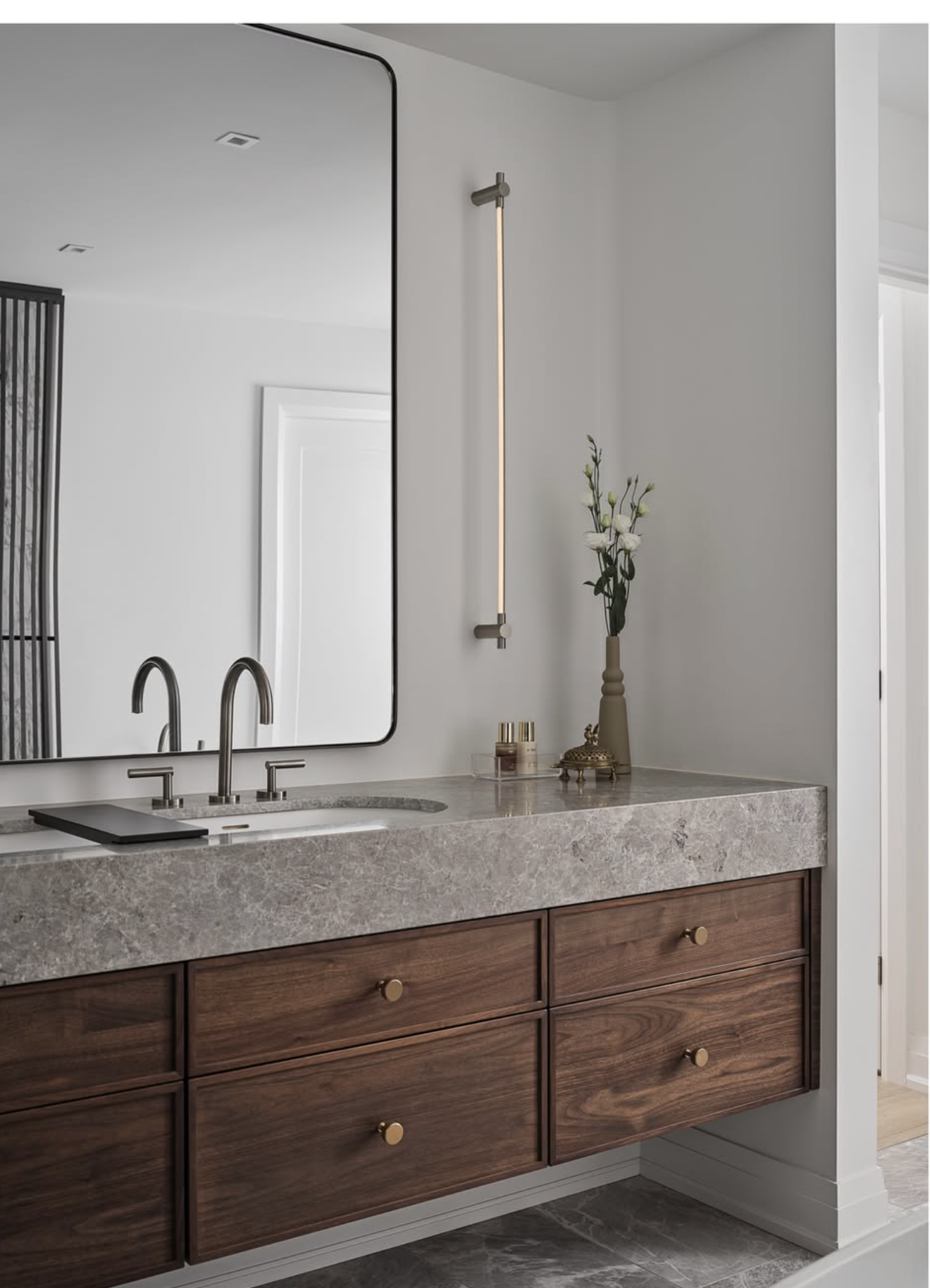 THIN SURFACE MOUNT PICTURE LIGHT par Juniper