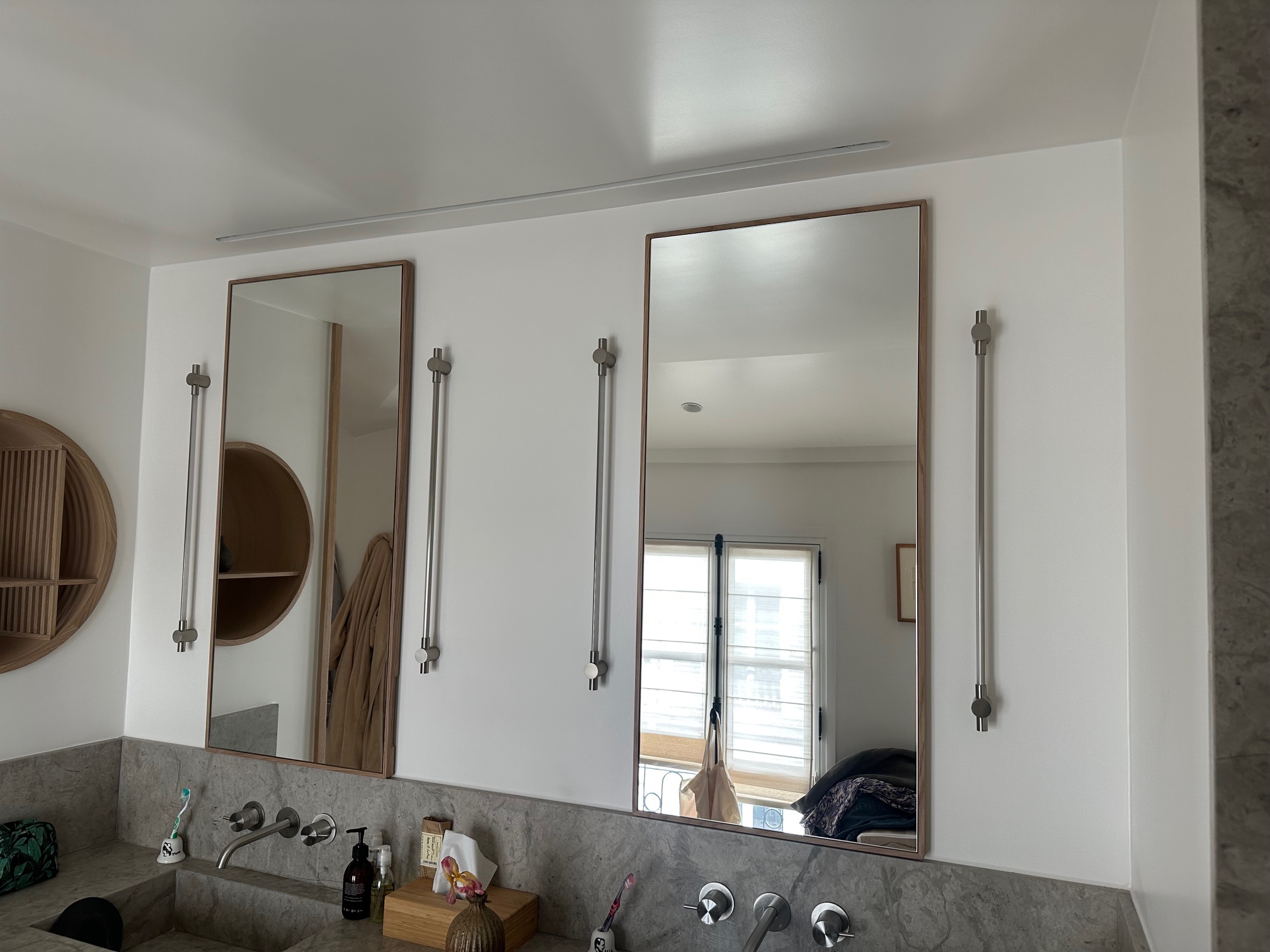 THIN SURFACE MOUNT PICTURE LIGHT par Juniper