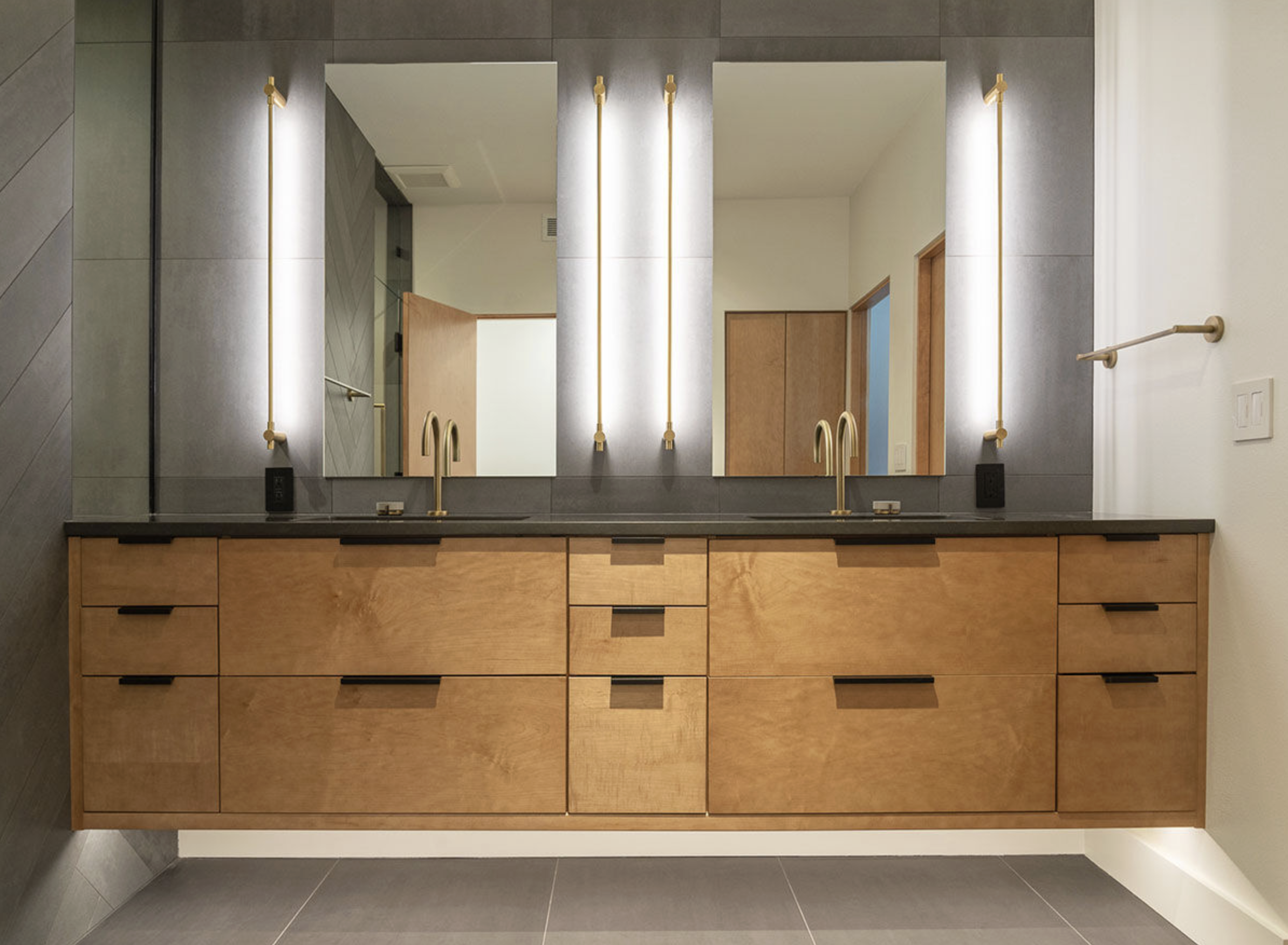 THIN SURFACE MOUNT VANITY LIGHT par Juniper