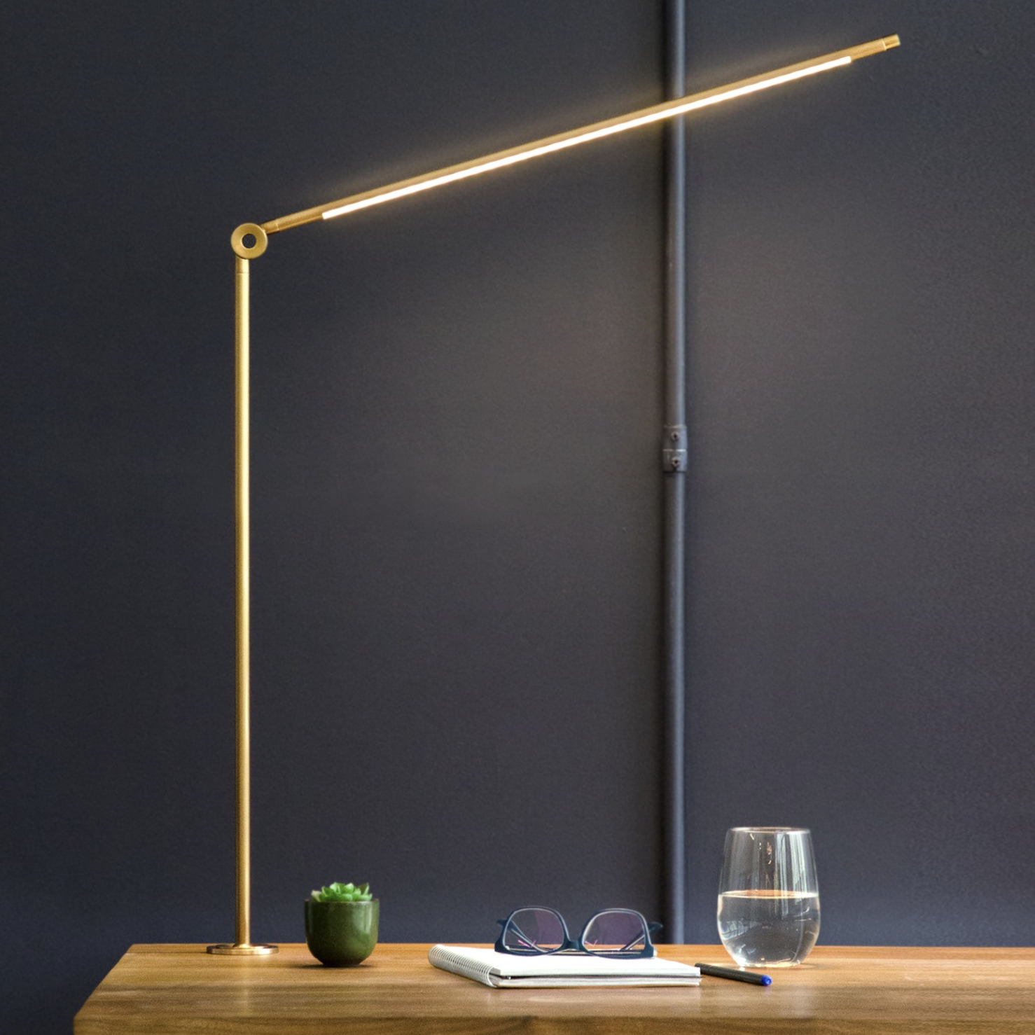 THIN TASK LAMP WITH DESK INSET par Juniper