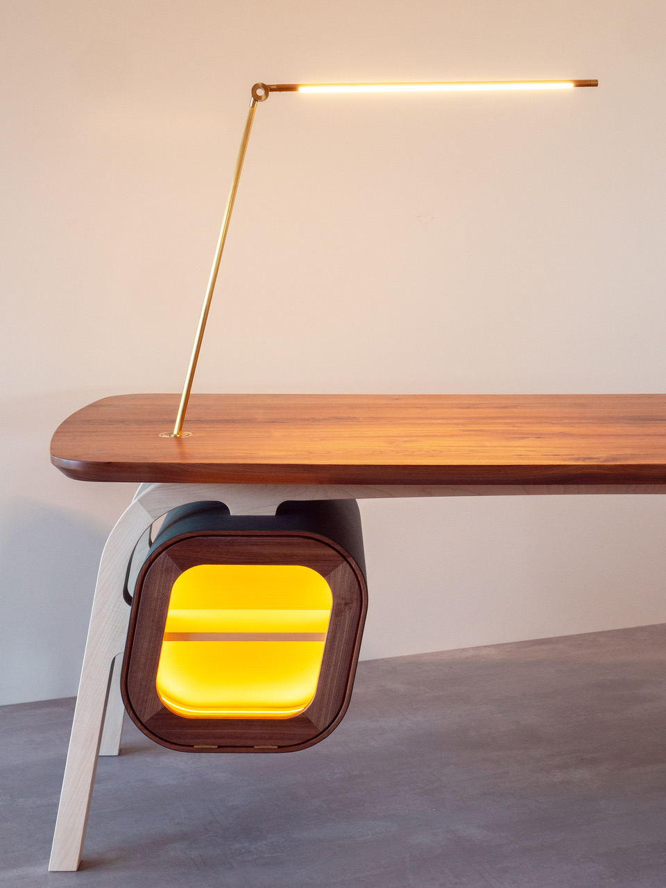 THIN TASK LAMP WITH DESK INSET par Juniper