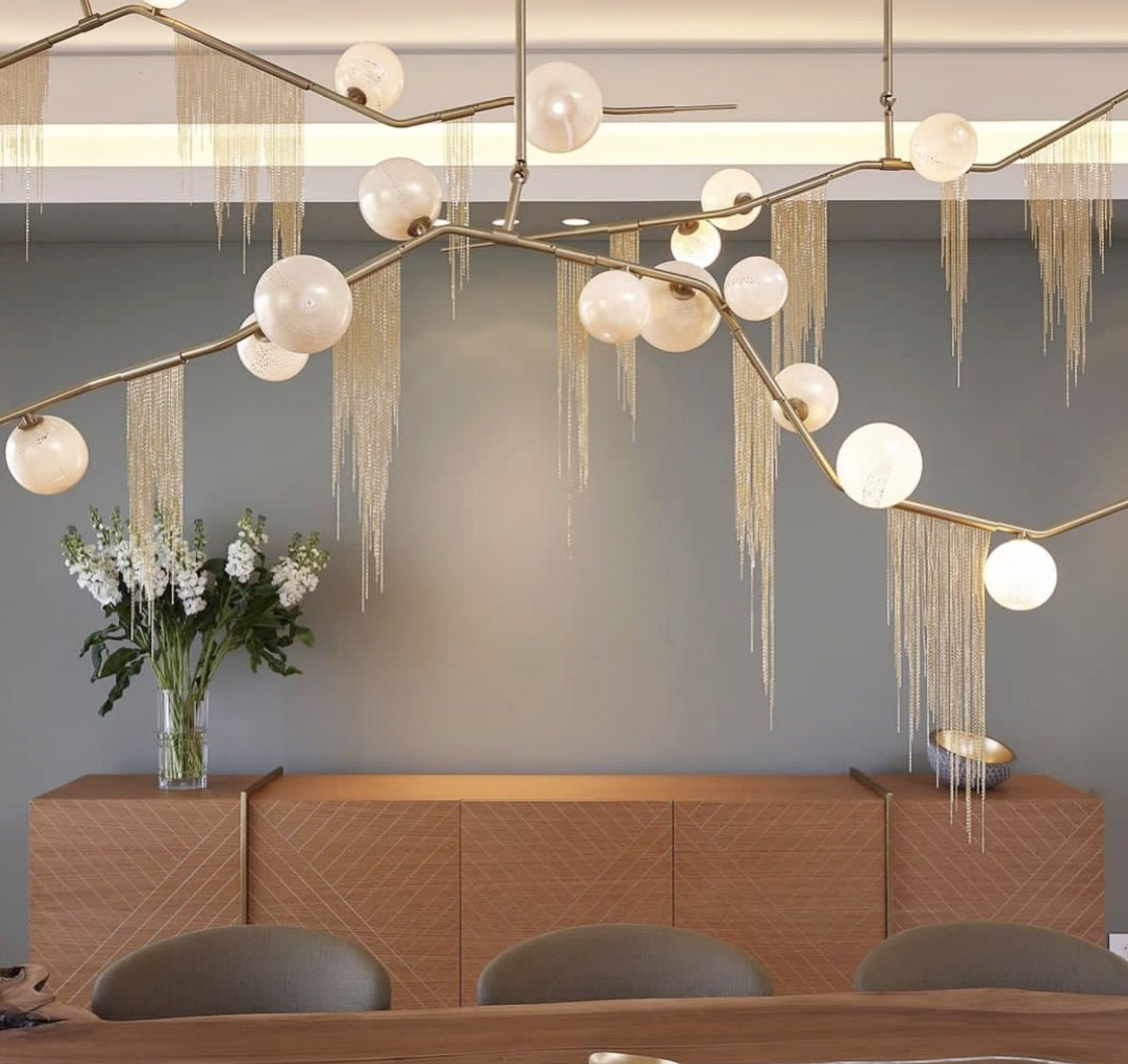 GLOBE CHERRY BOMB FRINGE CHANDELIER CBF.04.01 par Lindsey Adelman