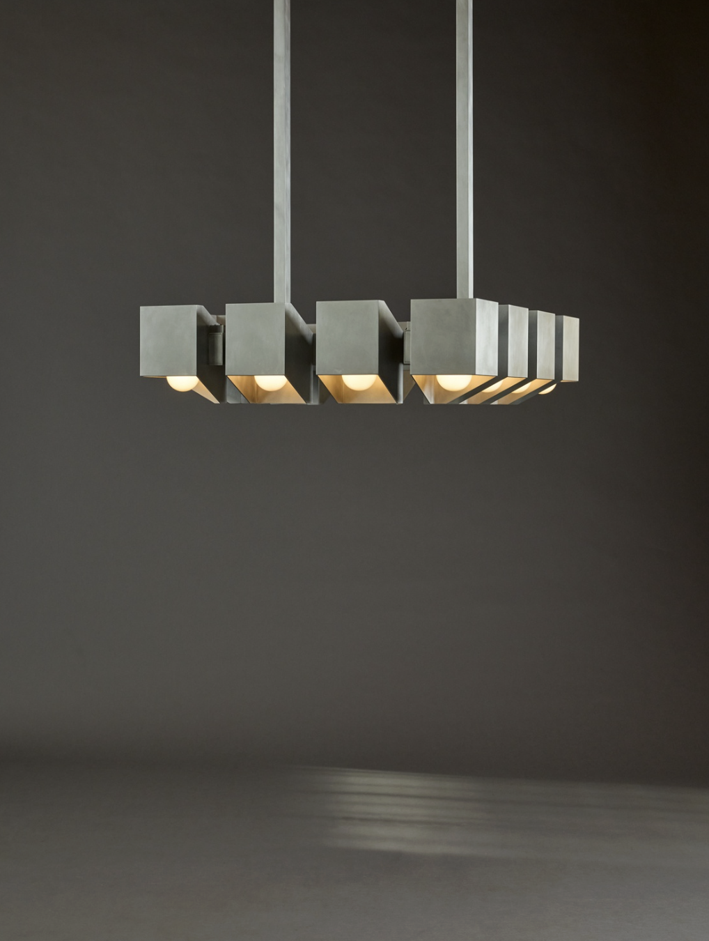 Helm Oblique Ring Chandelier par Pelle