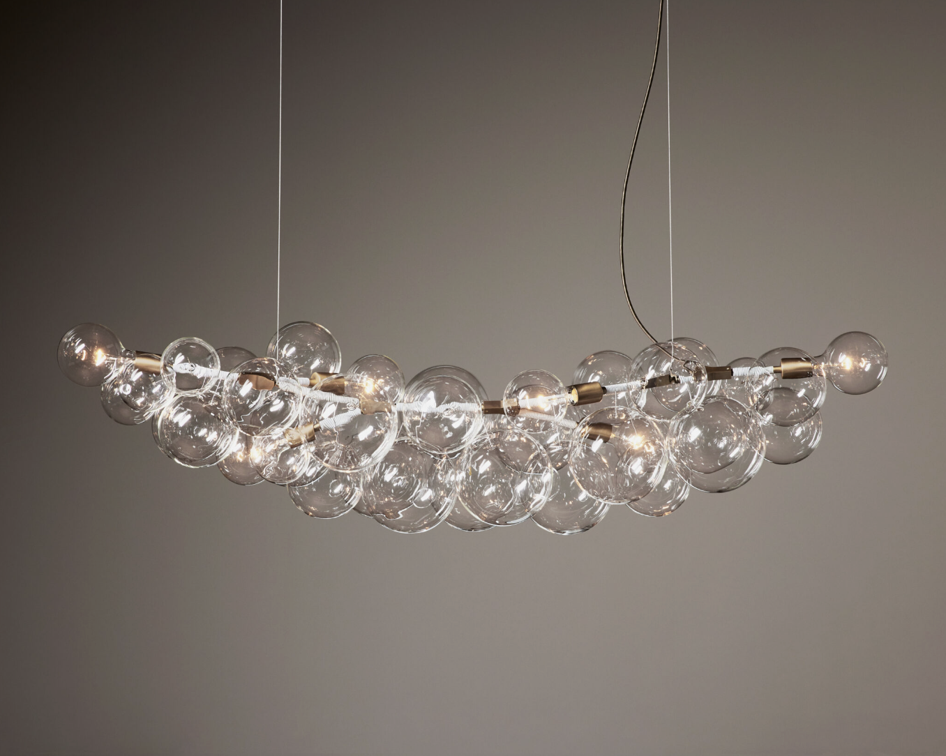 LONG BUBBLE CHANDELIER par Pelle