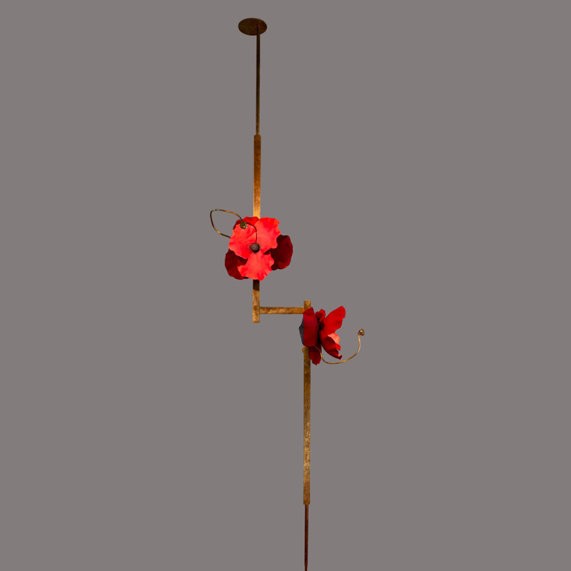 LURE POST WITH RED POPPIES par Pelle