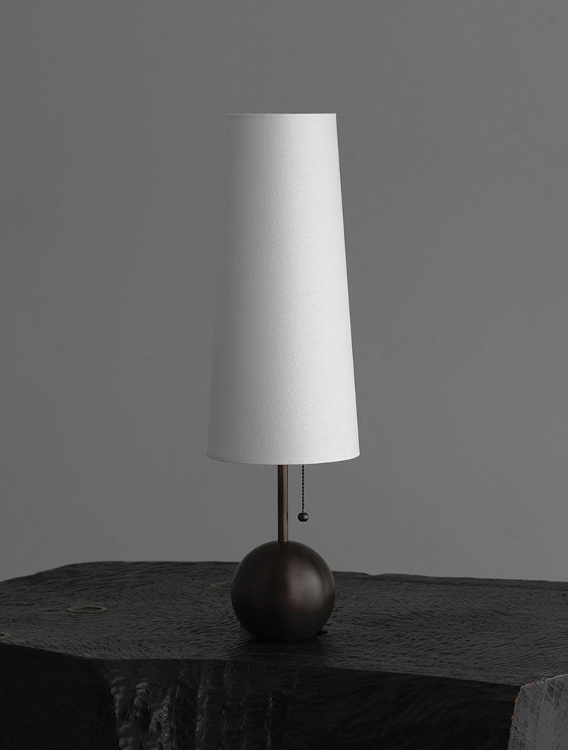 BOLA TABLE LAMP par Allied Maker