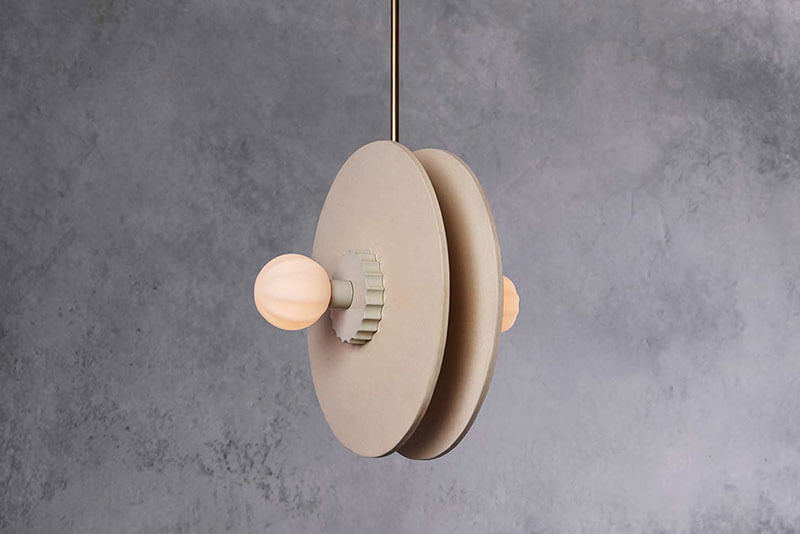 CERAMIC PENDANT VERTICAL par Anna Karlin