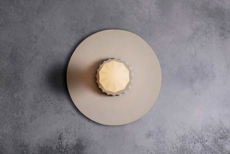 CERAMIC SCONCE LARGE par Anna Karlin