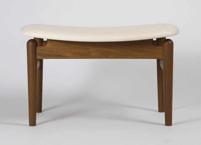 CHIEFTAIN FOOTSTOOL par Finn juhl