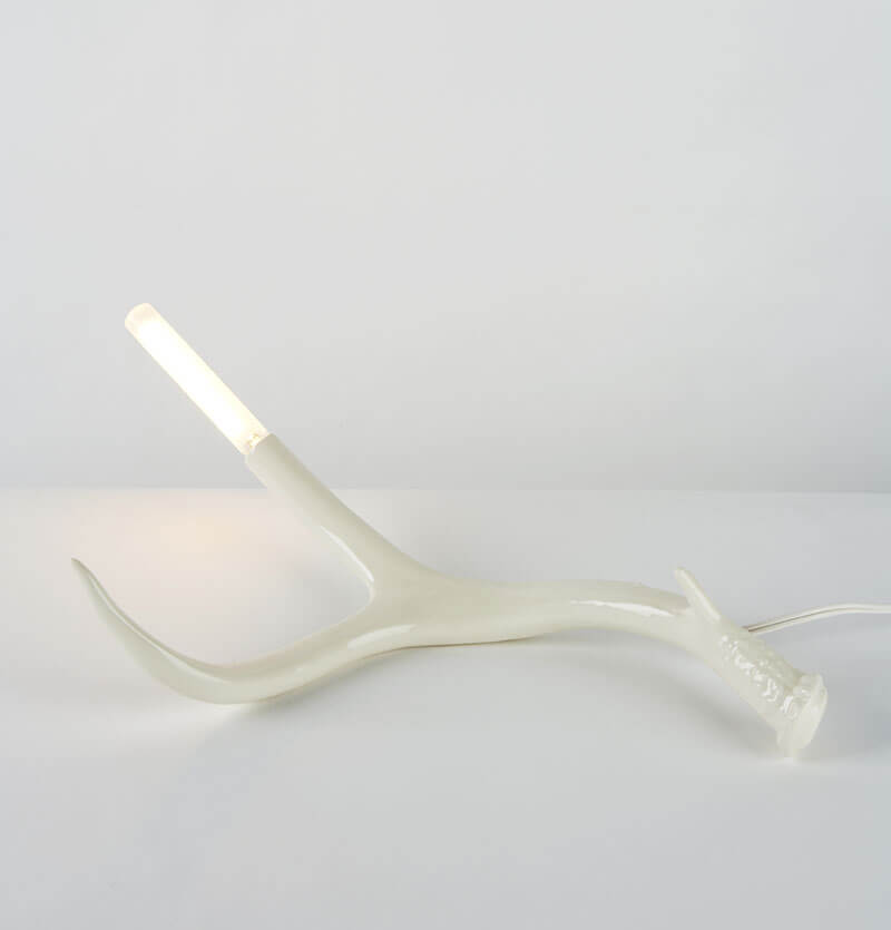 SUPERORDINATE ANTLER TABLE LAMP par Roll & Hill