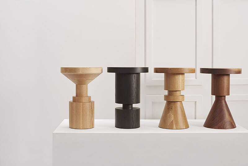 WOODEN ORIGINAL CHESS STOOLS par Anna Karlin