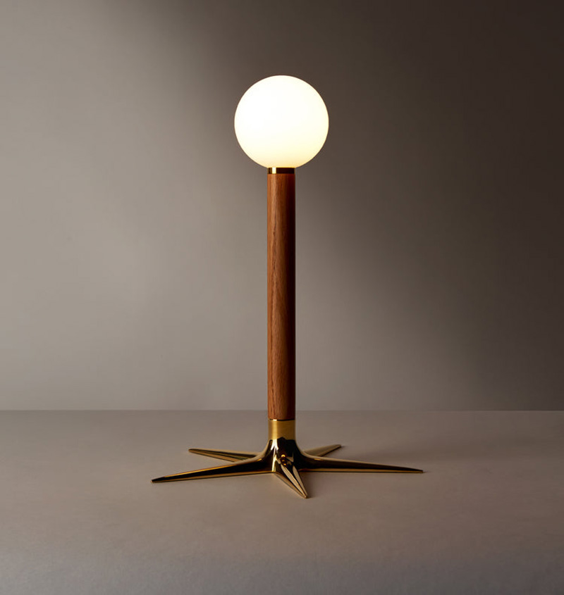 THE LADDI TABLE LAMP - GLOBE par Roll & Hill