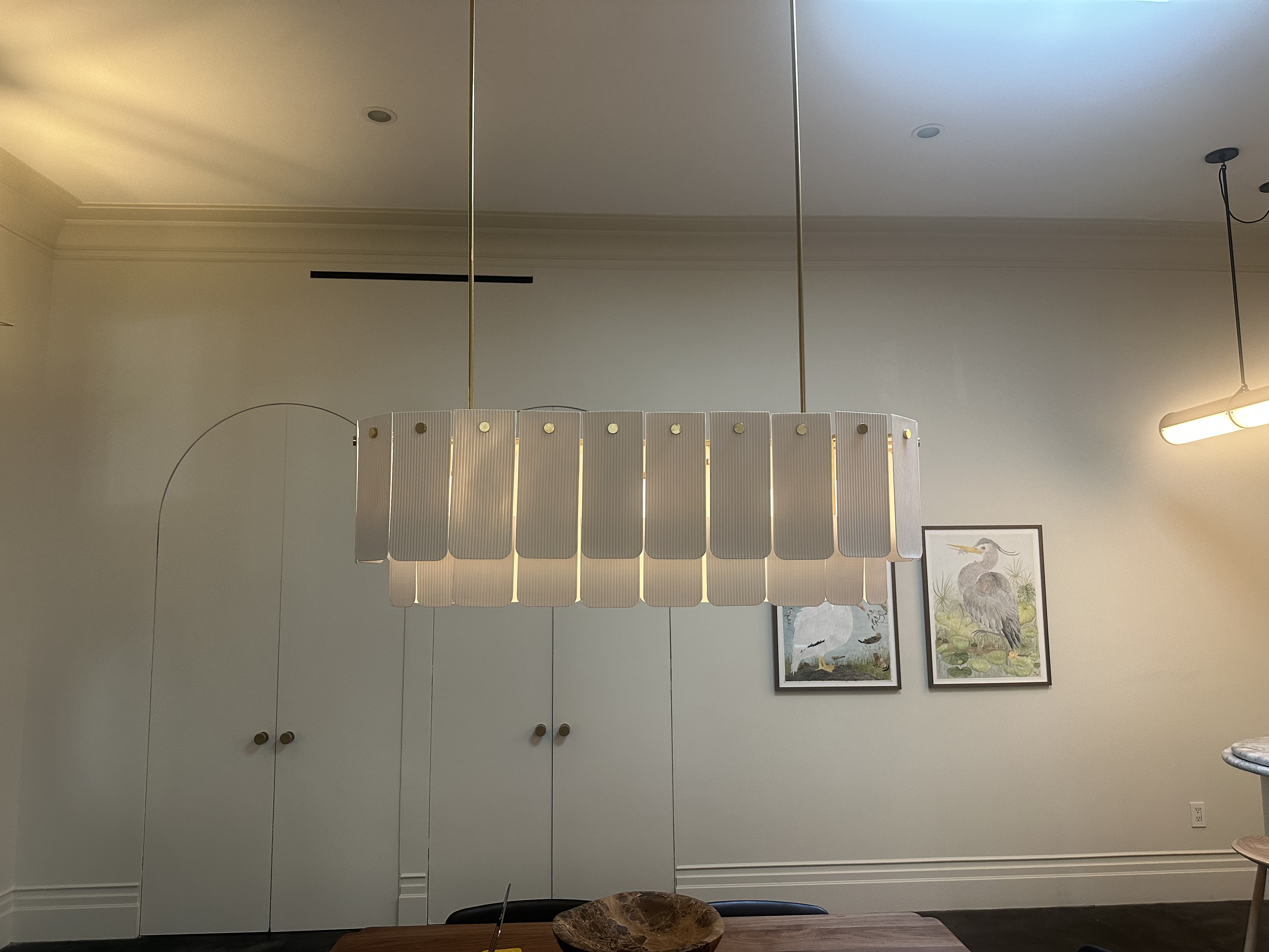 VEIL LINEAR PENDANT 48 par Roll & Hill