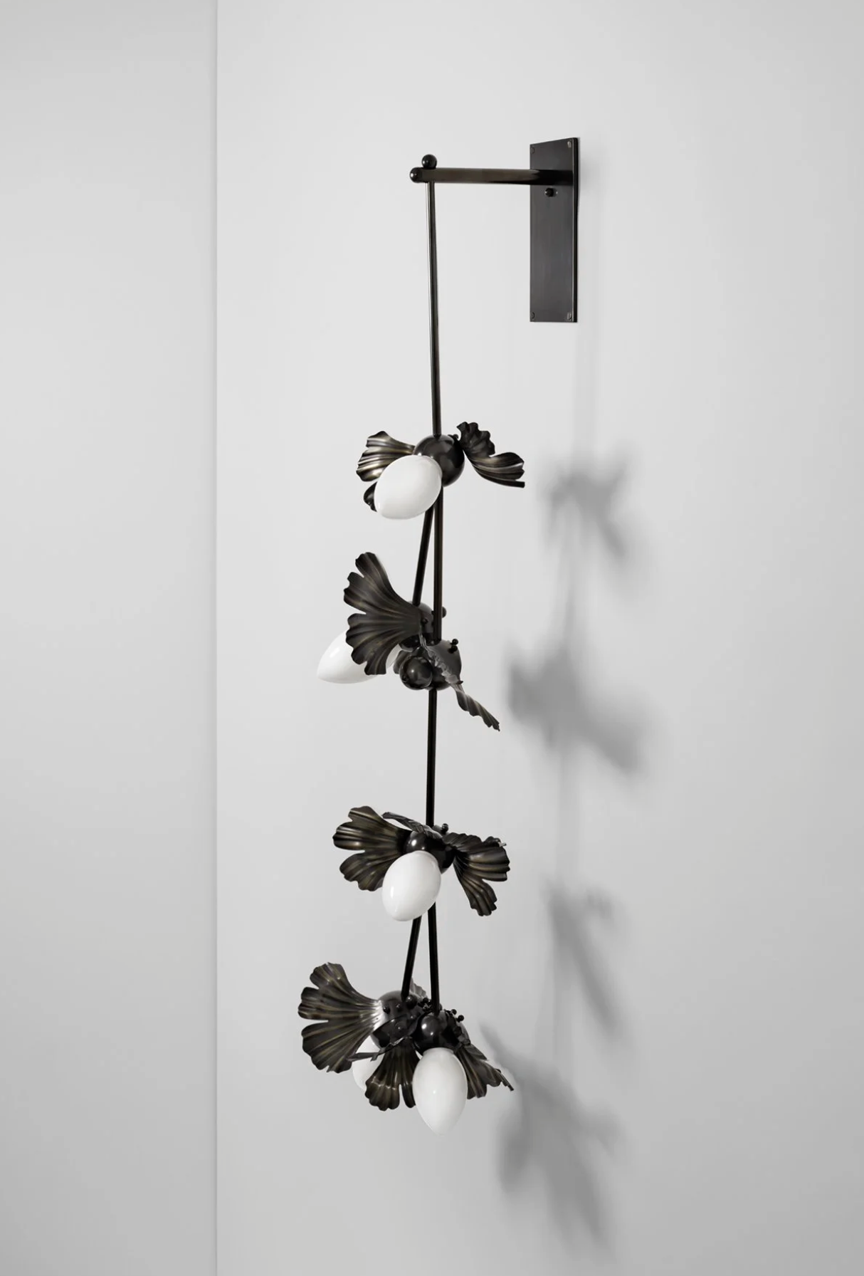 FLUTED GINKGO 05 TOTEM WALLMOUNT par Rosie Li
