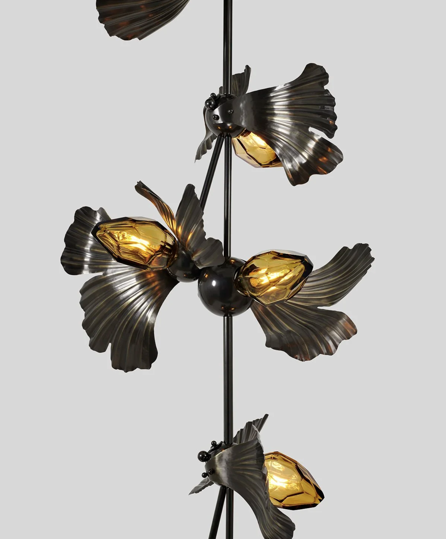 FLUTED GINKGO 10 TOTEM CHANDELIER par Rosie Li