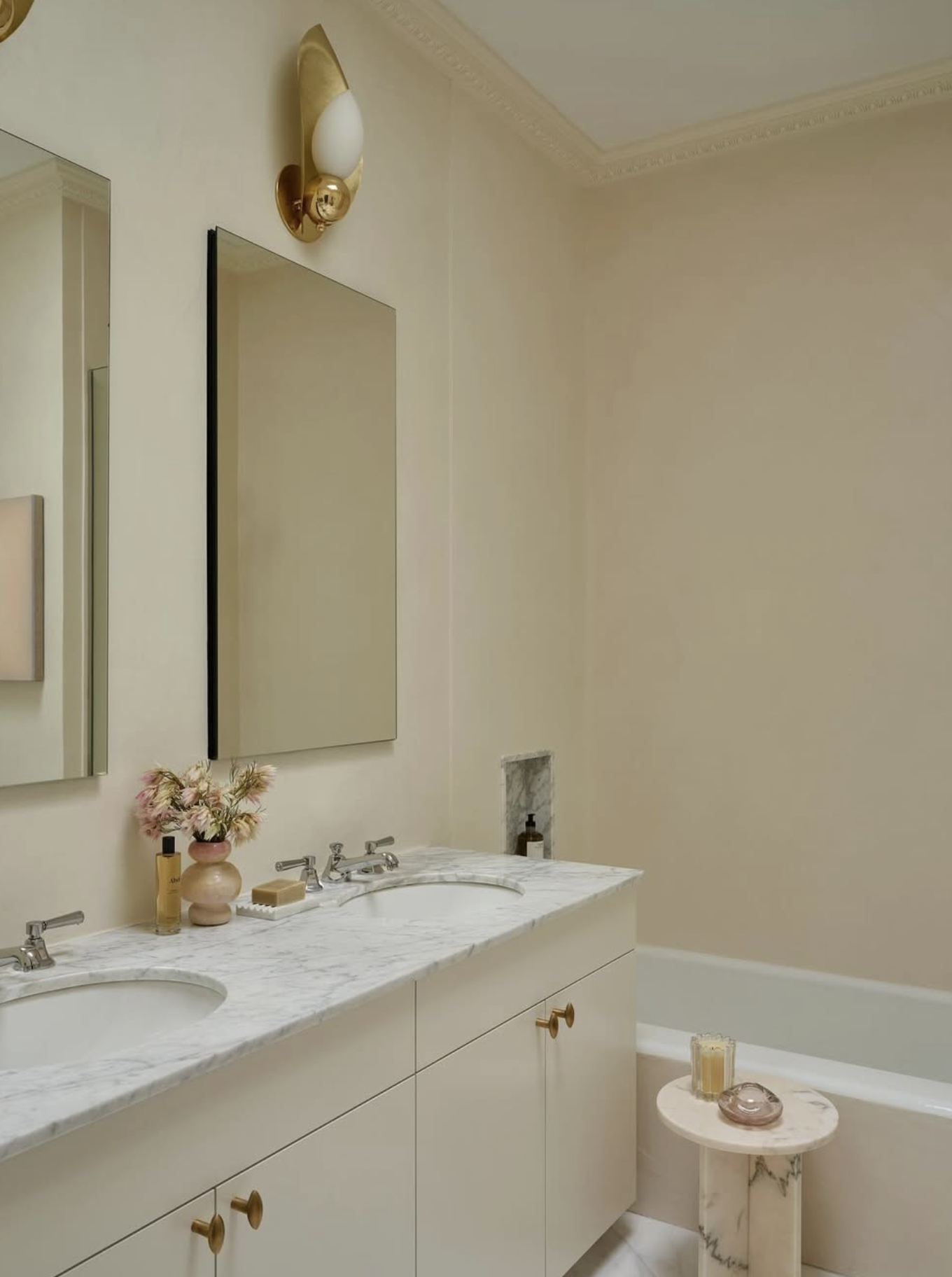 LAUREL BLOSSOM 01 SMALL WALLMOUNT par ROSIE LI