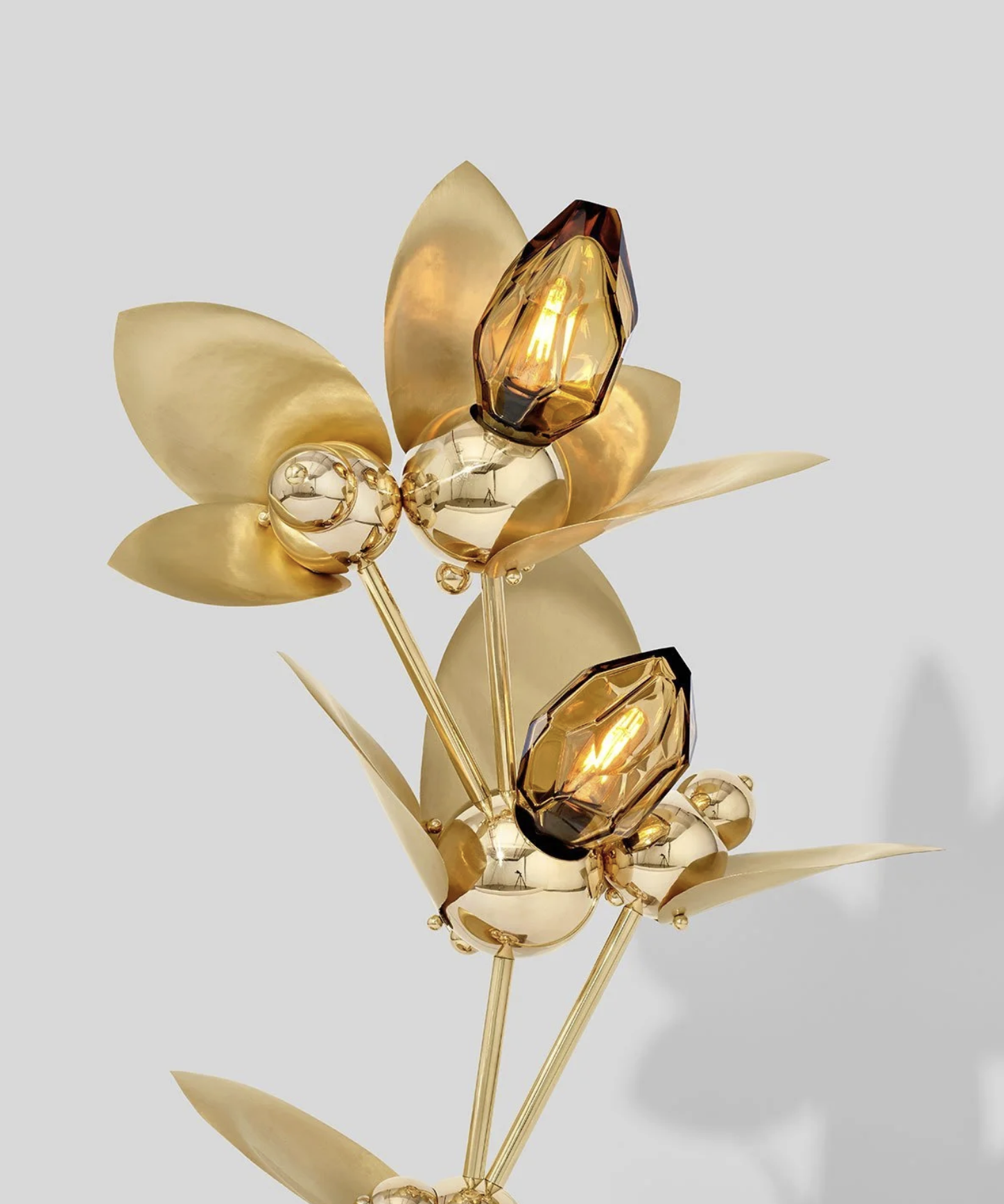 LAUREL BLOSSOM 02 TABLE LAMP par Rosie Li