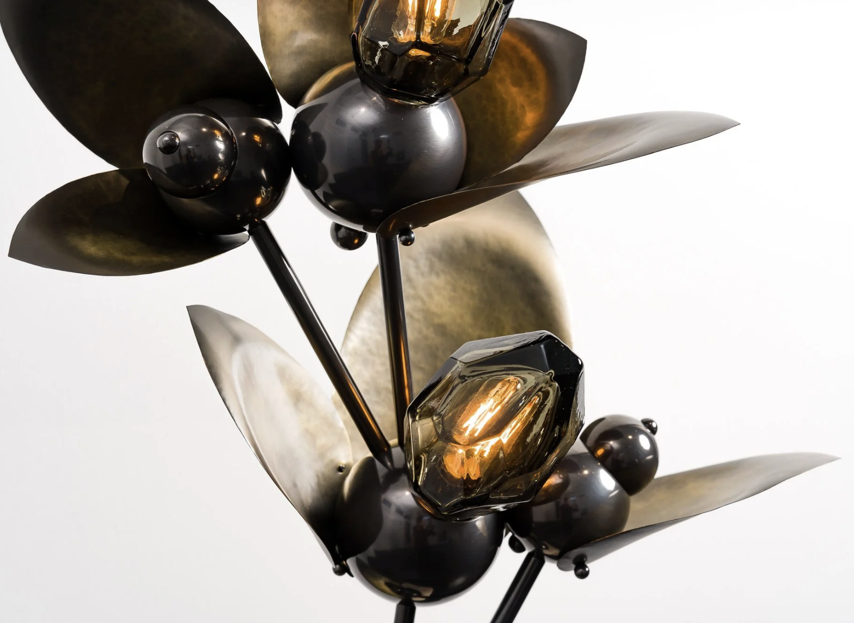 LAUREL BLOSSOM 02 TABLE LAMP par Rosie Li