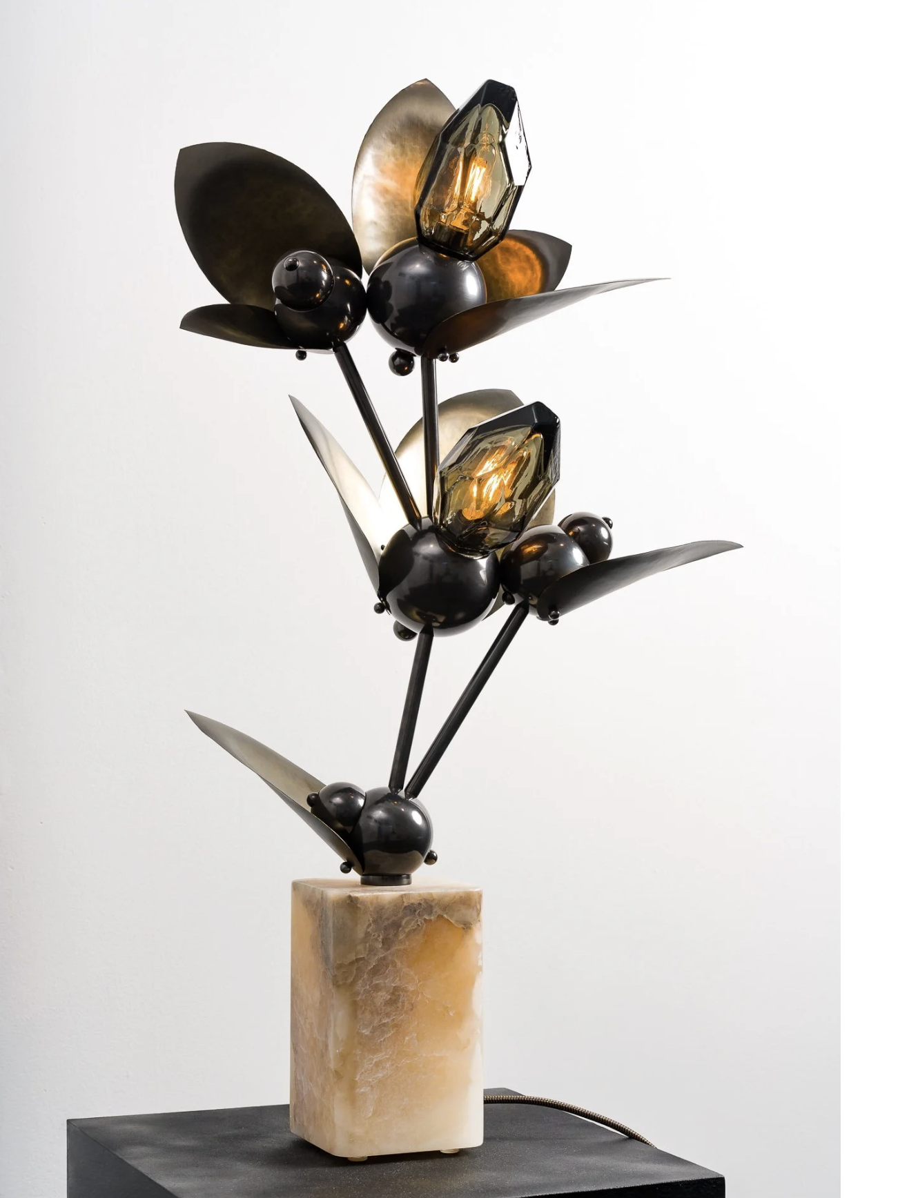 LAUREL BLOSSOM 02 TABLE LAMP par Rosie Li