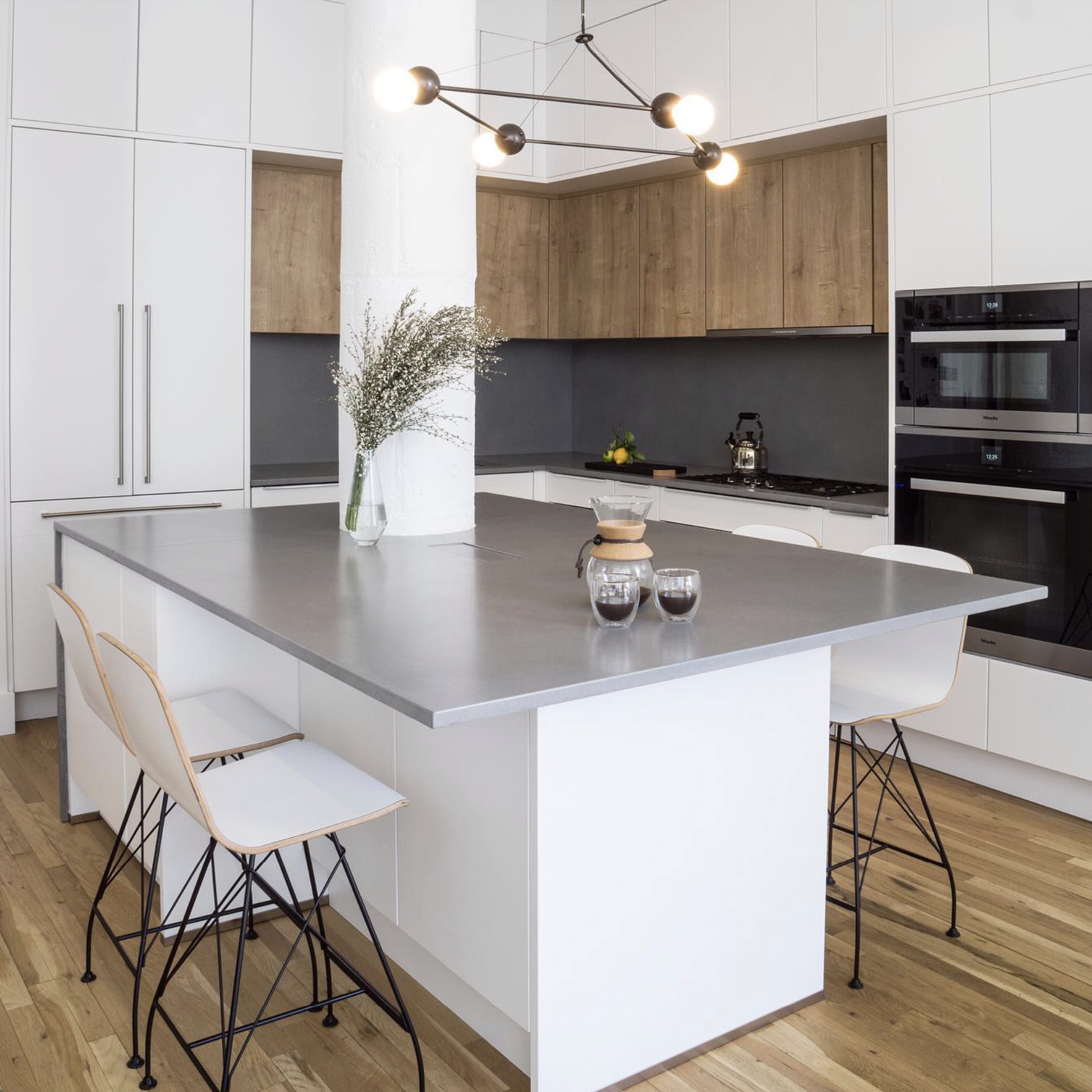 LINA 04 LARGE PYRAMID CHANDELIER par ROSIE LI