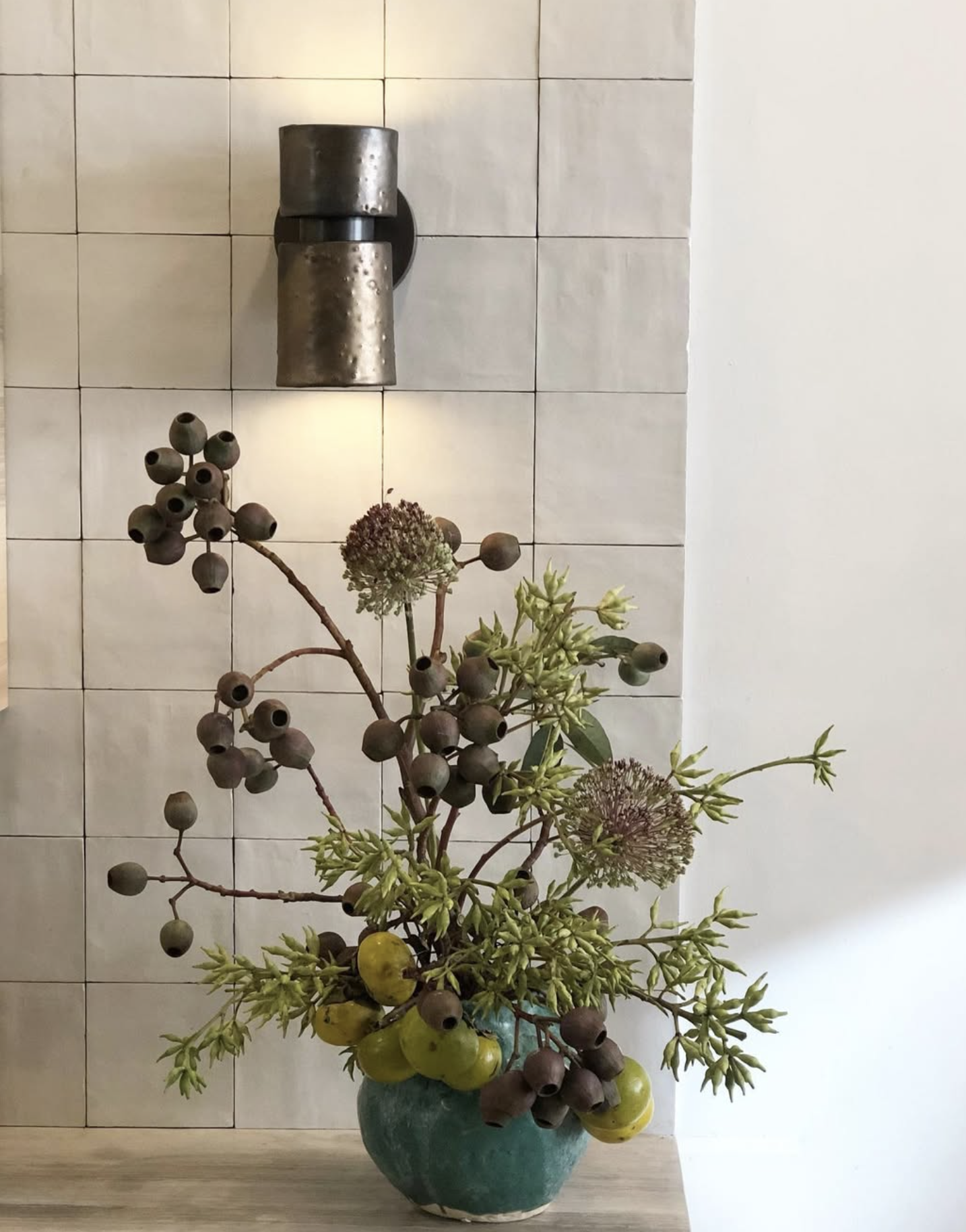 MONDAYS - PILAR CYLINDER SCONCE par ROSIE LI