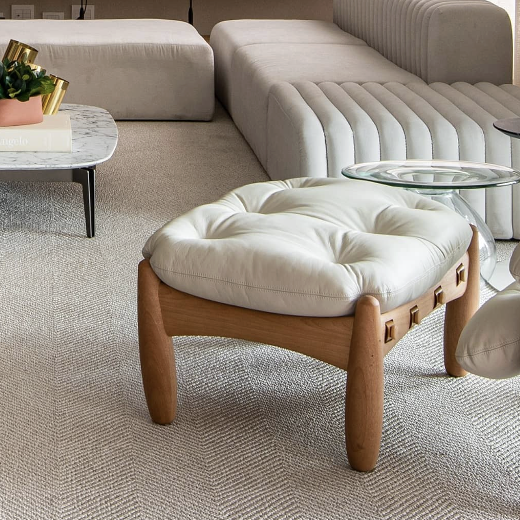 MOLE FOOTSTOOL par Sergio Rodrigues